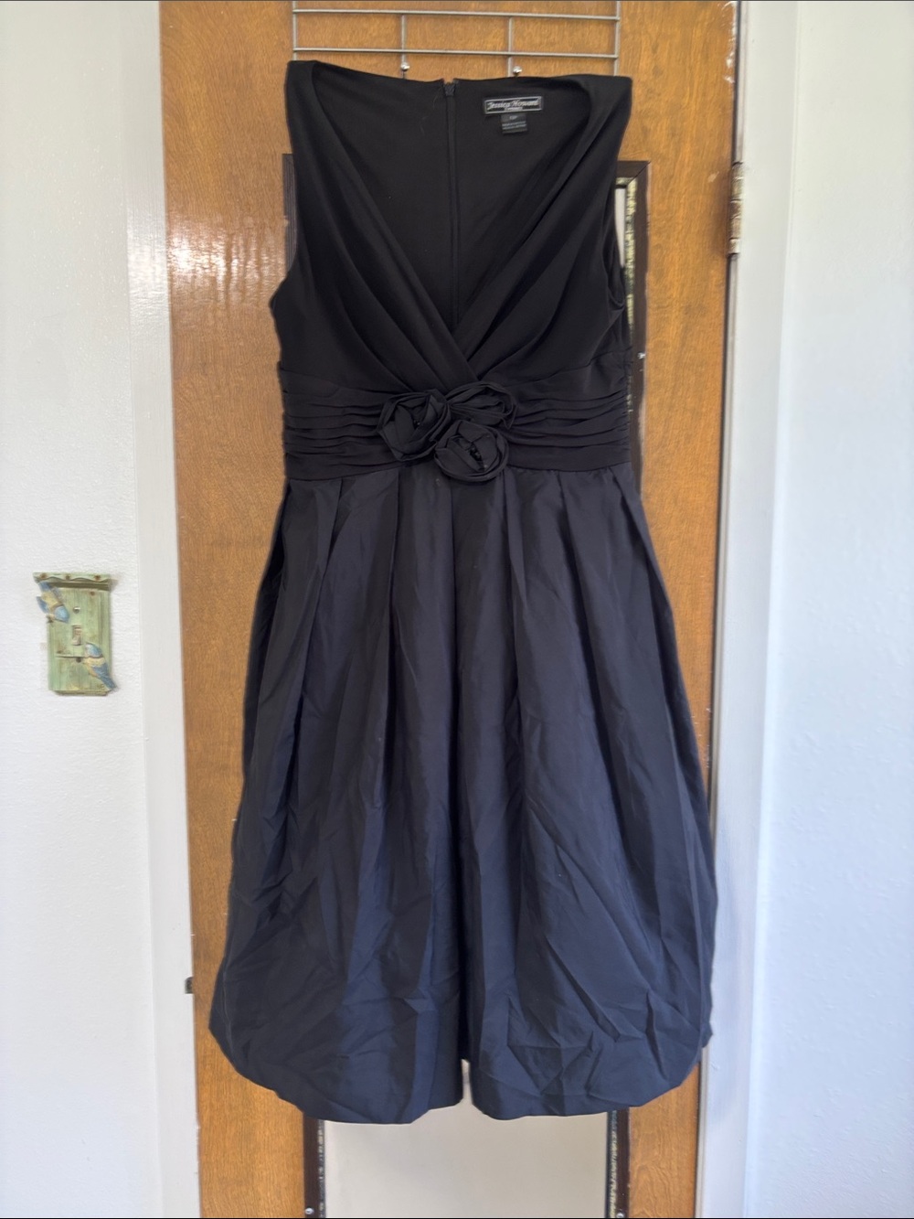 Jessica Howard Black Sleeveless V-Neck Mini Dress with Rosette Waist